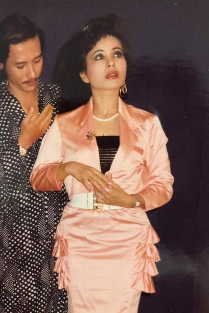Minh Trang năm 1990 trên bìa báo qua ống kính của nhiếp ảnh gia Hồng Nga (ảnh giữa) và trong vở "Gái giang hồ quốc tế" (bên phải) với nghệ sĩ Thành Hội, đạo diễn Công Ninh.