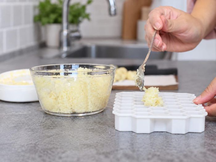 Phương pháp đông lạnh là cách bảo quản tỏi sử dụng được lâu dài. Ảnh: AI