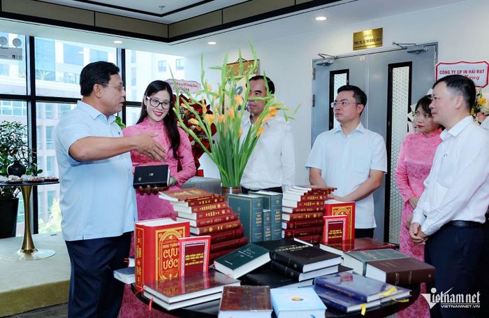 Thứ trưởng Nguyễn Hải Trung tham quan không gian trưng bày sách về văn hóa, dân tộc, tín ngưỡng, tôn giáo do Nhà xuất bản Tôn giáo phát hành.