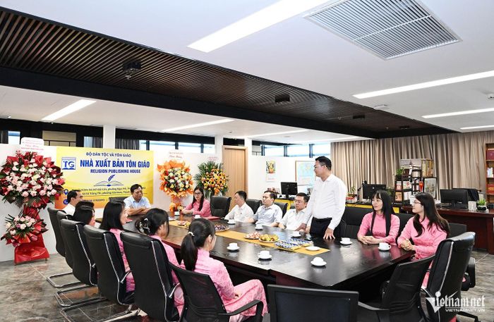 Thứ trưởng Nguyễn Hải Trung làm việc với lãnh đạo, viên chức, người lao động Nhà xuất bản Tôn giáo.