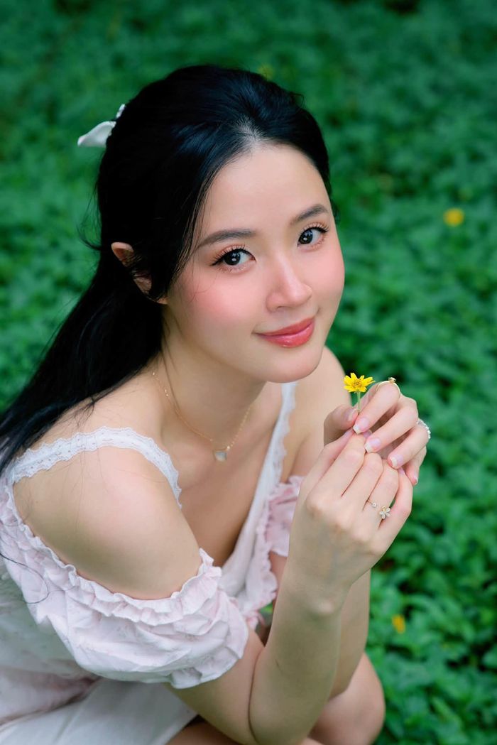 Lần hiếm hoi hot girl Midu trở lại với phong cách nàng thơ.