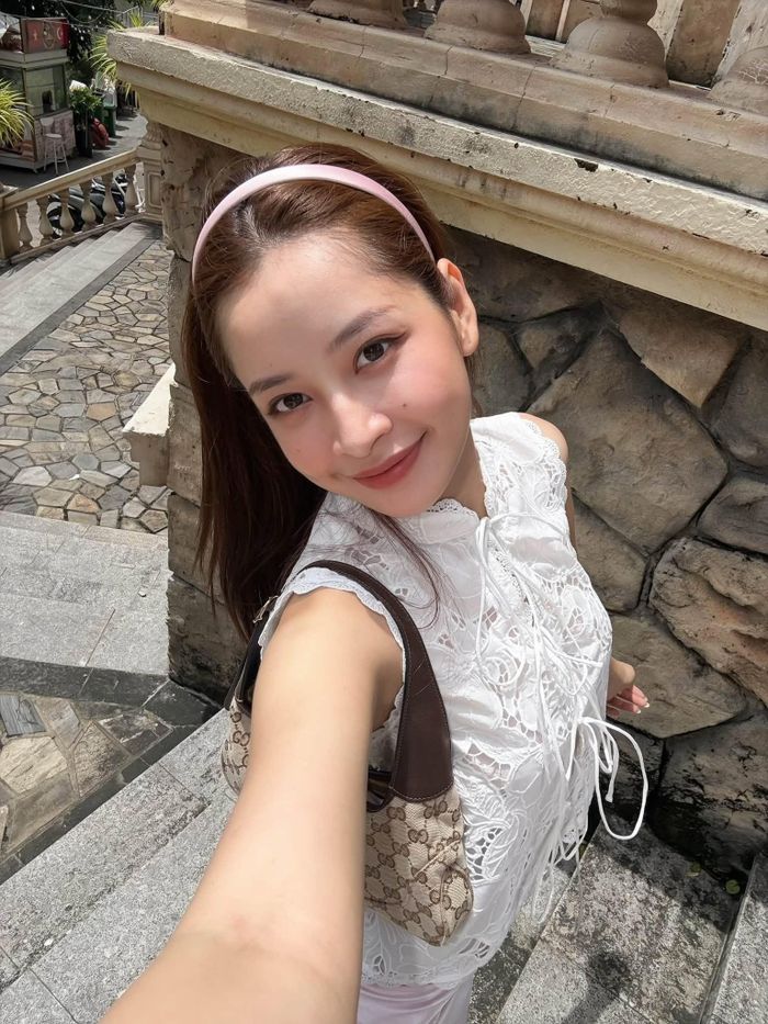 Ca sĩ Chi Pu ví bản thân như "hoa khó trồng cần người chăm có lòng".
