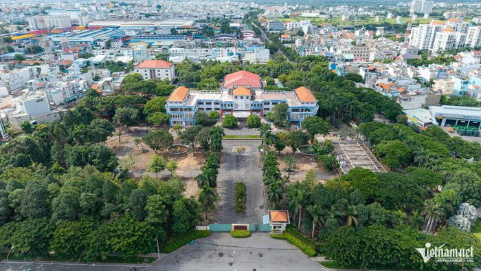 Trụ sở UBND quận 12 cũ được chuyển thành trường học nhưng phường Thới An vẫn thiếu trường. Ảnh: Tuấn Hùng