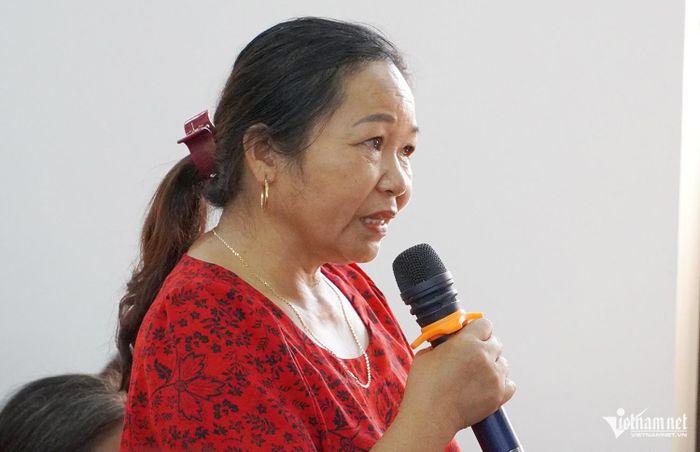 Phụ huynh Đinh Thị Thanh chia sẻ ý kiến tại hội nghị.