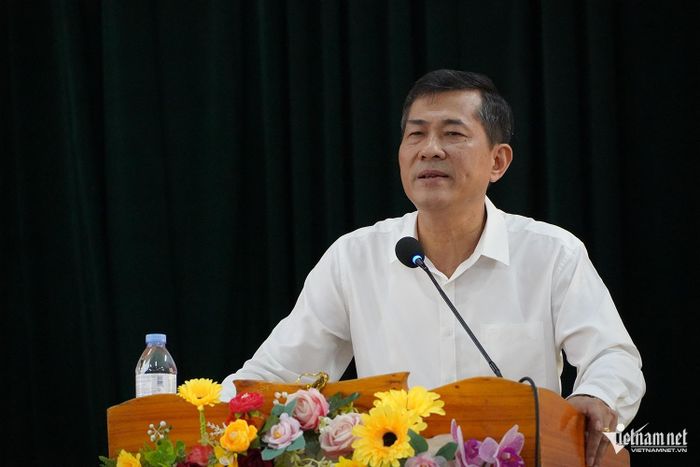 Phó Chủ tịch UBND tỉnh Thái Văn Thành lắng nghe ý kiến, chia sẻ, tháo gỡ vướng mắc với các phụ huynh thôn Tiến Sơn.