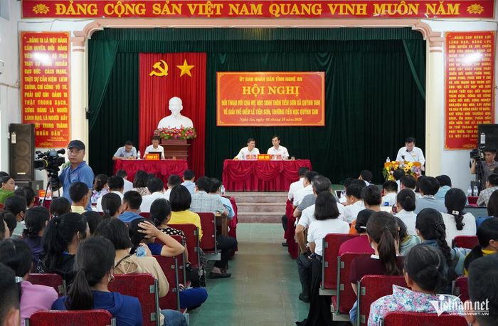 Lãnh đạo tỉnh Nghệ An tổ chức đối thoại với phụ huynh về việc giải thể điểm lẻ Tiến Sơn, Trường Tiểu học Quỳnh Tam.