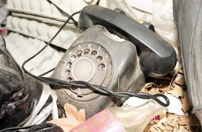 Ông Maeda vẫn sử dụng chiếc điện thoại cũ kỹ từ cách đây hàng chục năm. Ảnh: New-postseven