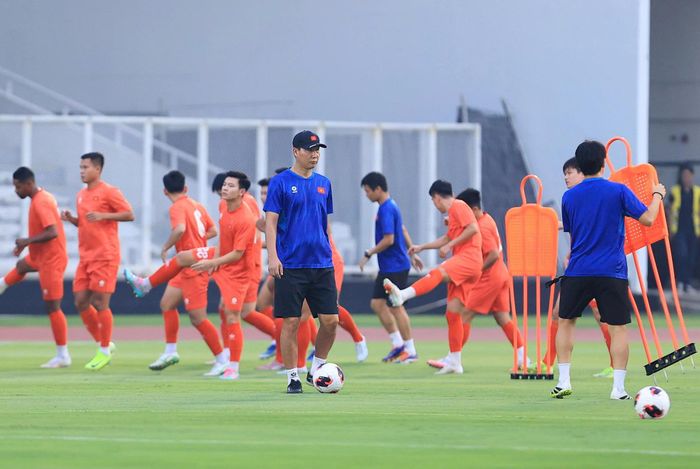 Việc thay đổi đội hình ở trận gặp Thái Lan với nhiều gương mặt mới là một trong những nguyên nhân khiến đoàn quân HLV Kim Sang Sik nhận thất bại.
