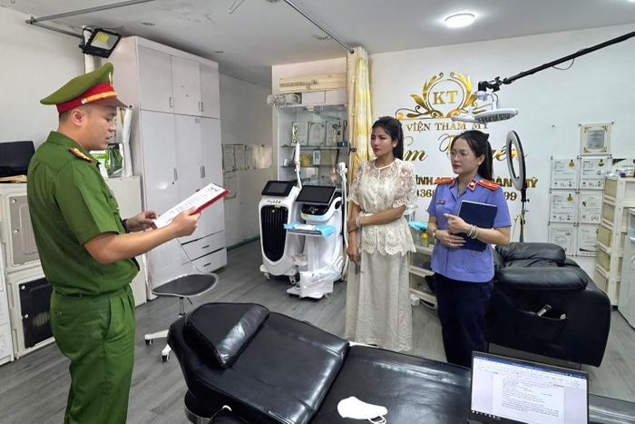 Cơ quan chức năng tống đạt quyết định tố tụng đối với Nông Thị Tuyến. Ảnh: CACC