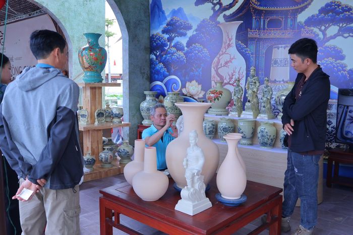 Không gian làng nghề truyền thống mang đến trải nghiệm gần gũi, trực quan ngay tại Lễ hội Côn Sơn - Kiếp Bạc