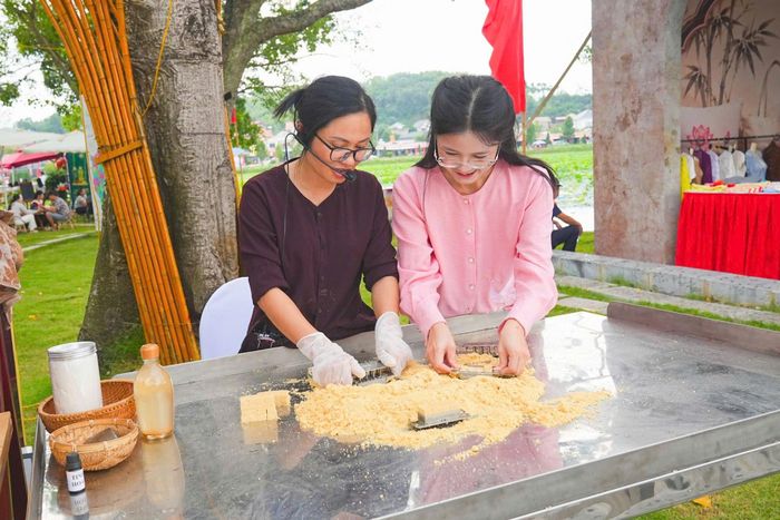 Du khách trải nghiệm làm bánh đậu xanh - một trong những đặc sản nổi tiếng của vùng đất Xứ Đông