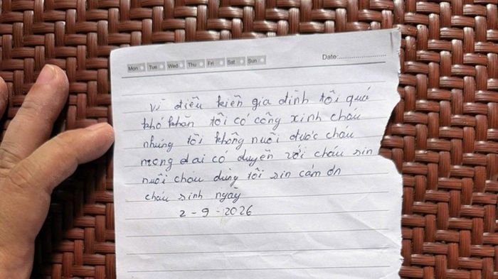 Chiếc giỏ nhựa và các vật dụng cùng tờ giấy có lời nhắn tại thời điểm phát hiện cháu bé. 