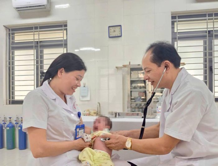 Cháu bé được đưa đến Trạm Y tế xã Phú Nghĩa để kiểm tra sức khỏe.