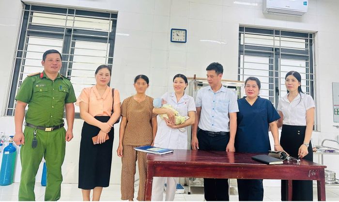 Lực lượng Công an xã Phú Nghĩa phối hợp với cán bộ địa phương và nhân viên y tế làm việc, xác minh thông tin liên quan đến cháu bé.