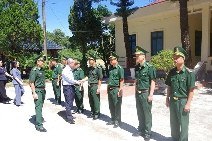 Đồng chí Lê Đức Thái, Bí thư Tỉnh ủy Thanh Hóa thăm, động viên cán bộ, chiến sĩ Đồn Biên phòng Bát Mọt.