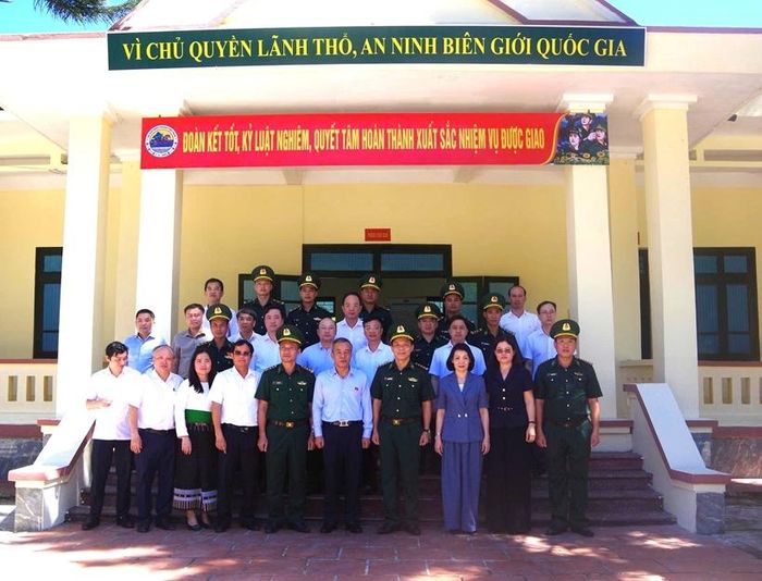 Đồng chí Lê Đức Thái, Bí thư Tỉnh ủy Thanh Hóa cùng các đại biểu chụp ảnh lưu niệm với cán bộ, chiến sĩ Đồn Biên phòng Bát Mọt.