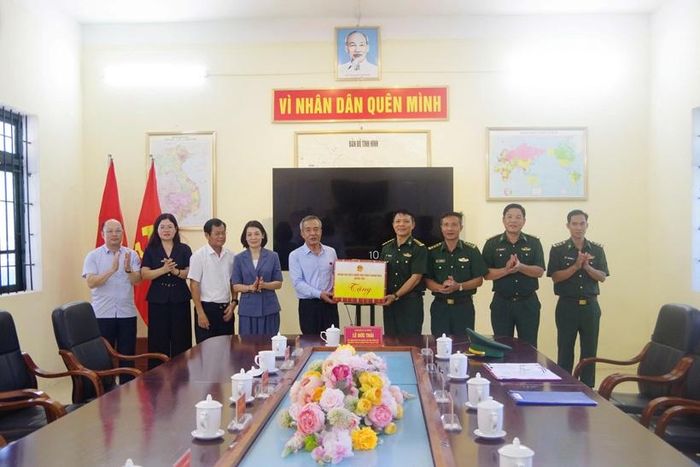 Đồng chí Lê Đức Thái, Bí thư Tỉnh ủy Thanh Hóa tặng quà cho Đồn Biên phòng Bát Mọt.