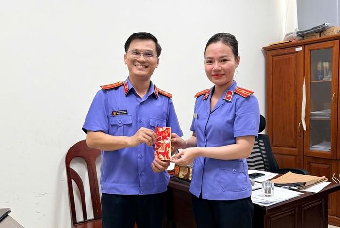  VKSND khu vực 2, TP Đà Nẵng đã khen thưởng đột xuất đối với đồng chí hoàn thành đầu tiên chương trình "Bình dân học vụ số".