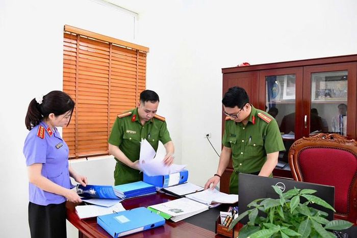 Kiểm sát viên kiểm sát việc thi hành Lệnh khám xét nơi làm việc của đối tượng Trần Thu Đông.