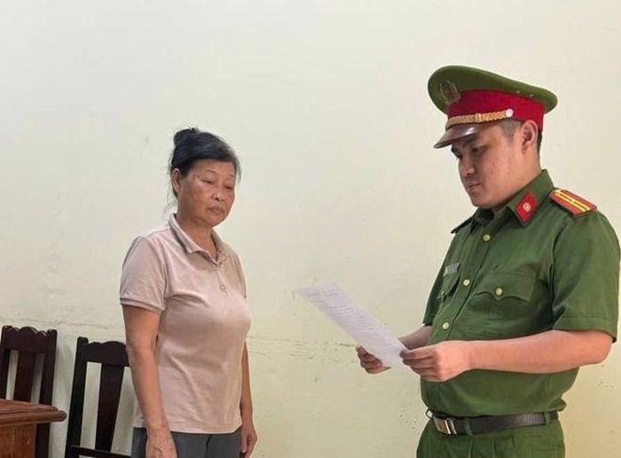 Cơ quan CSĐT Công an tỉnh tống đạt các quyết định tố tụng đối với bị can Phạm Thị Tâm.