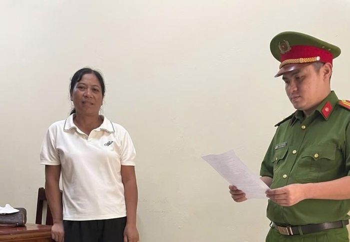 Cơ quan CSĐT Công an tỉnh tống đạt các quyết định tố tụng đối với bị can Trần Thị Minh Luyện.