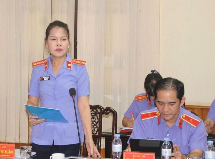 Đồng chí Hoàng Thị Xuân, Phó Viện trưởng VKSND tỉnh phát biểu.