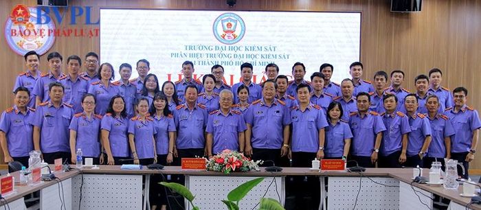  Ban Giám đốc Phân hiệu chụp ảnh lưu niệm cùng các học viên tham gia khóa học.