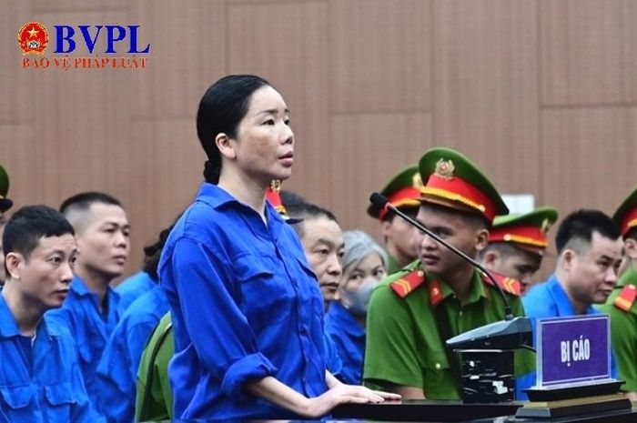 Bị cáo Nguyễn Thị Mai Anh trước bục khai báo.