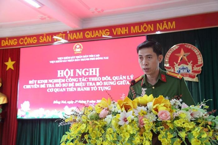  Đồng chí Trung tá Phạm Văn Hoàn, Phó Chánh Văn phòng, Phó Thủ trưởng Cơ quan CSĐT Công an thành phố Đồng Nai phát biểu tại Hội nghị.