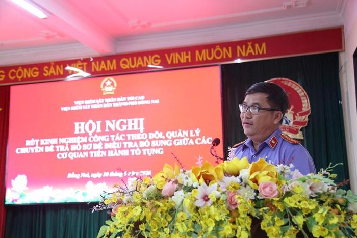  Đồng chí Nguyễn Hoàng Phong, Phó Trưởng phòng 2 trình bày tham luận tại Hội nghị.