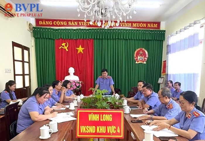 Đồng chí Lê Thành Tuấn - Viện trưởng VKSND khu vực 4, tỉnh Vĩnh Long phát biểu tại cuộc họp rút kinh nghiệm.