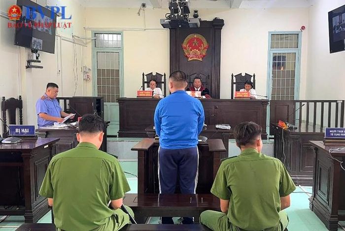 Kiểm sát viên thực hành quyền công tố và kiểm sát xét xử tại phiên tòa.