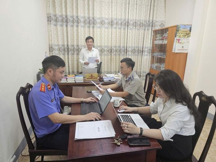 Đồng chí Nguyễn Văn Đức, Kiểm sát viên VKSND khu vực 4, tỉnh Hà Tĩnh tiến hành kiểm sát việc tuân theo pháp luật của Thẩm phán, Chấp hành viên và những người tham gia phiên họp; đồng thời kiểm sát các tài liệu, chứng cứ có trong hồ sơ đề nghị xét miễn nghĩa vụ thi hành án.