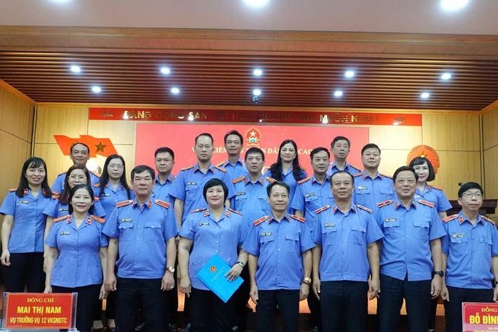  Đoàn khảo sát và đại diện lãnh đạo VKSND tỉnh Lào Cai và các phòng nghiệp vụ chụp ảnh lưu niệm.