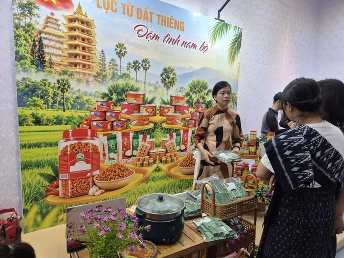  Các sản phẩm tại Tuần lễ thu hút du khách tham quan.