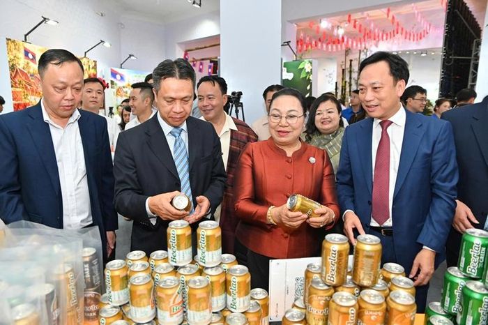  Các đại biểu tham quan gian hàng giới thiệu sản phẩm của các doanh nghiệp.
