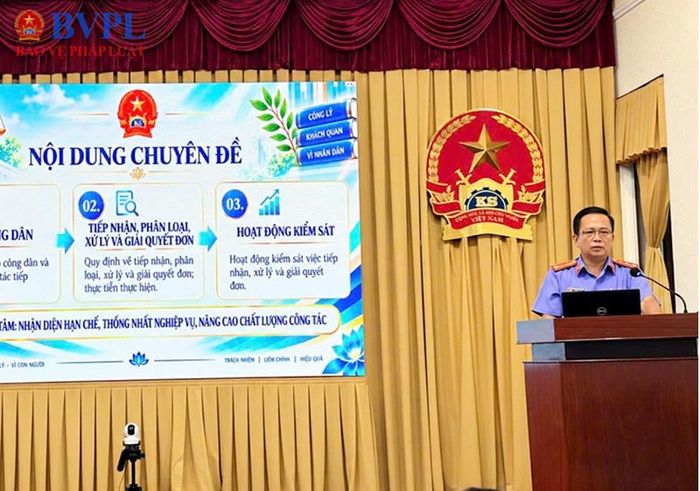Đồng chí Ngô Văn Lượng - Kiểm sát viên trung cấp (đơn vị Thanh tra - Khiếu tố) trình bày báo cáo chuyên đề.