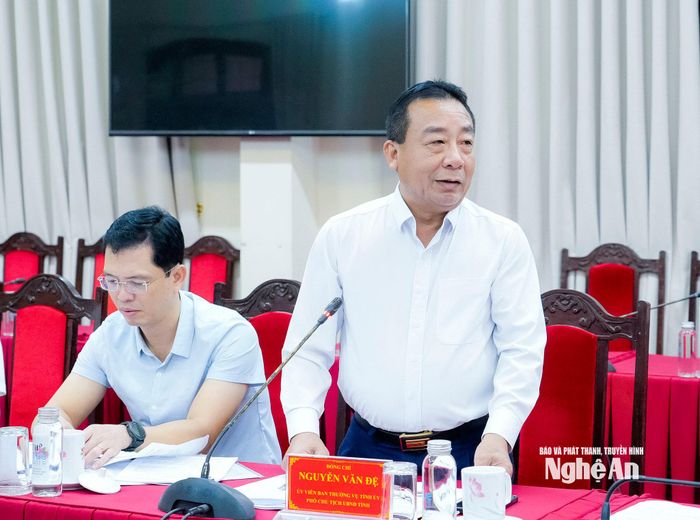 Ủy viên Ban Thường vụ Tỉnh ủy, Phó Chủ tịch UBND tỉnh Nguyễn Văn Đệ phát biểu tại phiên họp. Ảnh: Phạm Bằng