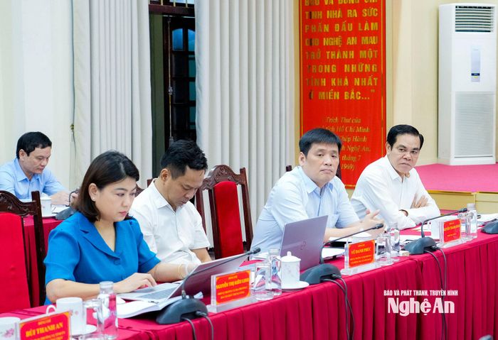 Các đồng chí Thường trực Tỉnh uỷ, đại diện các ban Đảng Trung ương dự phiên họp. Ảnh: Phạm Bằng