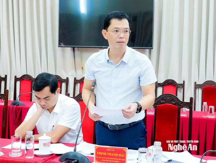 Giám đốc Sở Tài chính Trịnh Thanh Hải báo cáo tại phiên họp. Ảnh: Phạm Bằng