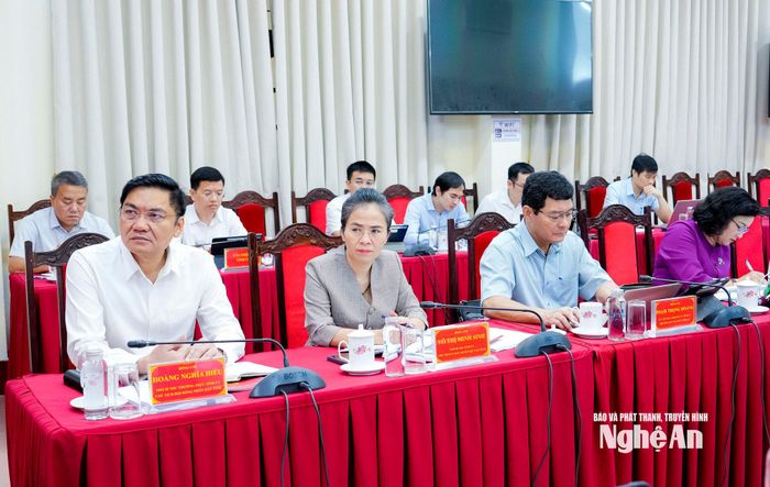 Các đồng chí Thường trực Tỉnh uỷ, Ủy viên Ban Thường vụ Tỉnh uỷ dự phiên họp. Ảnh: Phạm Bằng