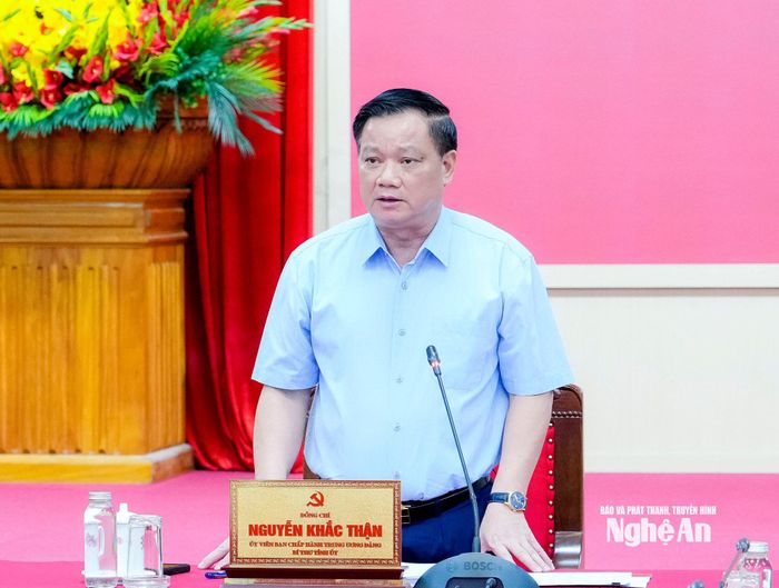 Bí thư Tỉnh ủy, Trưởng Đoàn ĐBQH tỉnh Nguyễn Khắc Thận phát biểu kết luận phiên họp. Ảnh: Phạm Bằng
