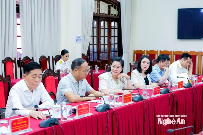 Các đồng chí Ủy viên Ban Thường vụ Tỉnh uỷ, lãnh đạo các sở, ngành dự phiên họp. Ảnh: Phạm Bằng