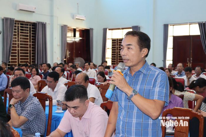 Cử tri xã Quỳnh Phú phát biểu ý kiến, kiến nghị. Ảnh: Việt Hùng