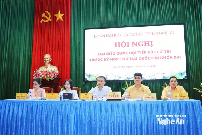 Chủ trì hội nghị tiếp xúc cử tri. Ảnh: Việt Hùng