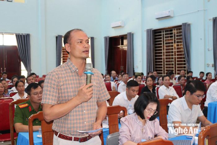 Cử tri xã Quỳnh Phú phát biểu ý kiến, kiến nghị. Ảnh: Việt Hùng