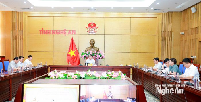 Đồng chí Phùng Thành Vinh - Ủy viên Ban Chấp hành Đảng bộ tỉnh, Phó Chủ tịch UBND tỉnh chủ trì tại điểm cầu UBND tỉnh Nghệ An. Trong ảnh: Quang cảnh phiên họp tại điểm cầu UBND tỉnh Nghệ An. Ảnh: Thành Duy