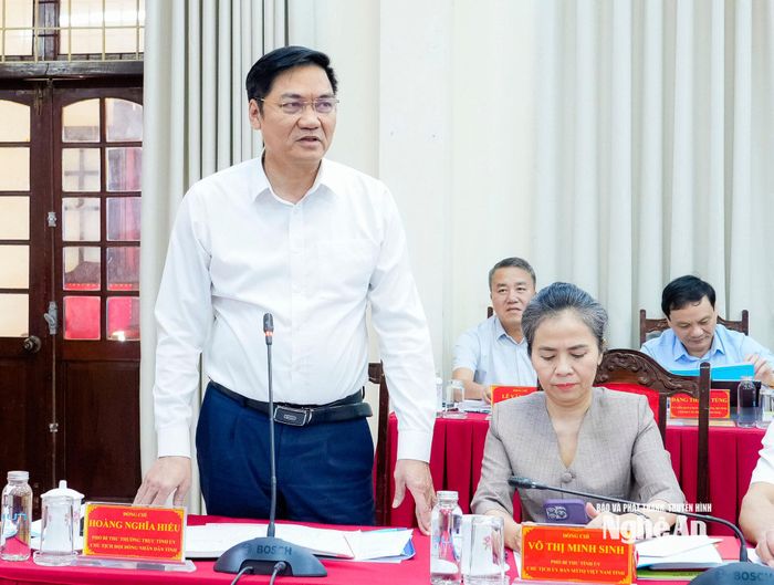 Đồng chí Hoàng Nghĩa Hiếu - Phó Bí thư Thường trực Tỉnh ủy, Chủ tịch HĐND tỉnh phát biểu tại hội nghị. Ảnh: Phạm Bằng