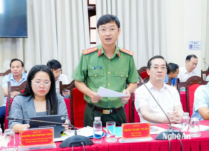 Đồng chí Đại tá Trần Ngọc Tuấn - Phó Giám đốc Công an tỉnh phát biểu tại hội nghị. Ảnh: Phạm Bằng
