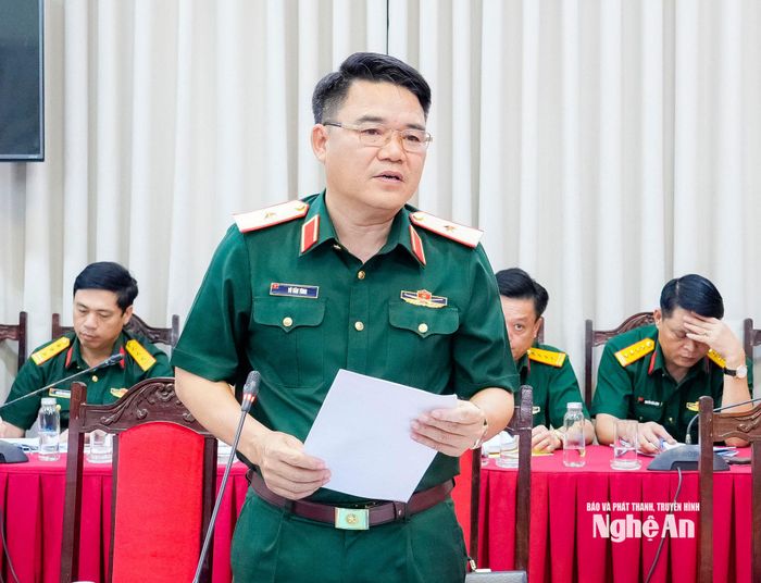 Đồng chí Thiếu tướng Vũ Văn Tùng - Chỉ huy trưởng Bộ Chỉ huy Quân sự tỉnh phát biểu tại hội nghị. Ảnh: Phạm Bằng